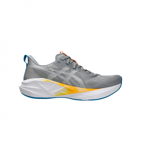 Asics Novablast 5 Men Gravel/White i gruppen Skor / L�PNING / L�parskor hos Rune �stberg Cykel & Sport Aktiebolag (1011B974r)